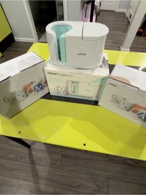 Cricut Mug Press bundle. 10 cups. White green mint color design.